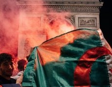 Les-supporters-algeriens-celebrent-la-victoire-de-lAlgerie-en-demi-finale-de-CAN-2019-contre-le-Nigeria-sur-lavenue-des-Champs-Elysees-a-Paris-le-14-juillet-2019-MATHIAS-ZWICK-HANS-LUCAS-AFP-230x180.jpg