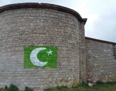 drapeau islamique,fabrègues (34),islamisation,la chapelle saint baudile